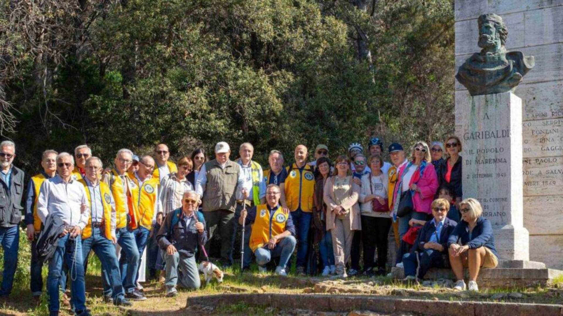 Lions Day a Cala Martina: soci e amici festeggiano con una passeggiata ecologica tra cultura e natura