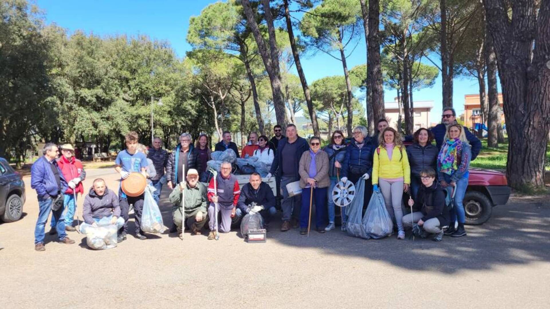 I volontari si mobilitano per la pulizia dei parchi del paese