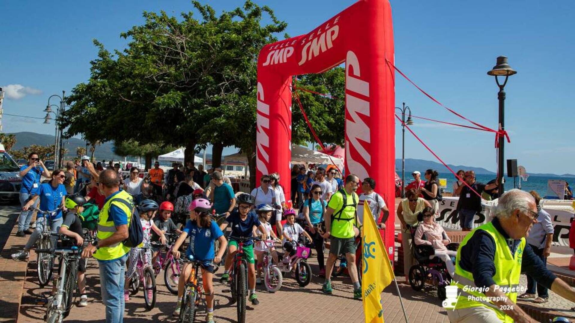 Bimbimbici, tutti sulle due ruote: a Follonica una pedalata in città tra sole e sorrisi