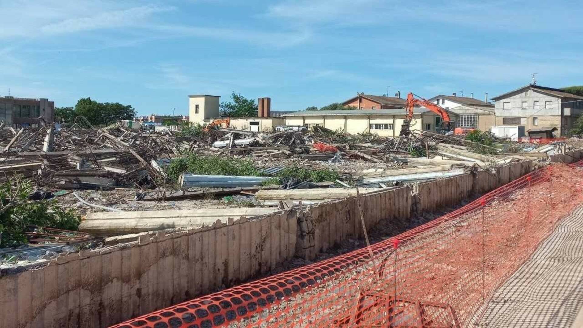 Al via la demolizione della ex Paoletti: spazio al parco e ai nuovi edifici